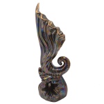Escultura em cerâmica alemã, moldada com gomos, representando cornucópia apoiada em base bojuda, ornamentada em esmalte preto com iridescências. Borda superior ondulada e realçada a ouro. 42 x 15 x 13 cm. Passamos para informar os detalhes e o procedimento para a retirada do seu lote: O lote encontra-se originalmente em Belo Horizonte (MG). e estará disponível em nosso escritório em São Paulo (SP) a partir de uma semana após o término do leilão. A retirada deve ser feita exclusivamente mediante agendamento prévio. Telefone para agendamento: (11) 5044-1228. Por favor, entre em contato conosco pelo telefone acima para escolher o melhor dia e horário para buscar o seu lote.