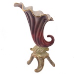Escultura em cerâmica italiana no formato de cornucópia moldado com gomos em tons de vermelho e rosa. Bojo com borda ondulada e revirada, apoiada em base tripoide na cor branca. 40 x 20 x 23 cm. Passamos para informar os detalhes e o procedimento para a retirada do seu lote: O lote encontra-se originalmente em Belo Horizonte (MG). e estará disponível em nosso escritório em São Paulo (SP) a partir de uma semana após o término do leilão. A retirada deve ser feita exclusivamente mediante agendamento prévio. Telefone para agendamento: (11) 5044-1228. Por favor, entre em contato conosco pelo telefone acima para escolher o melhor dia e horário para buscar o seu lote.