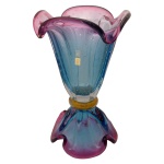 Vaso em vidro artístico de Murano montada em dois seguimentos com decoração em azul e rosa. Borda recortada com revirados e base com a mesma decoração. Apresenta etiqueta da Cristalerie e etiqueta com a descrição Ouro 24 quilates. 50 x 30 cm. Esse lote encontra-se em Belo Horizonte, MG. Estará disponivel  em nossa loja em SP a partir de uma semana após o termino do leilão.