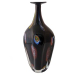 Vaso em cristal de Murano de cor preta, no formato de garrafa, realçado por pequenos medalhões ovalados e policromados. Bojo moldado com discretos gomos, encimado por longo gargalo e borda revirada lisa. 41 x 17 cm. Passamos para informar os detalhes e o procedimento para a retirada do seu lote: O lote encontra-se originalmente em Belo Horizonte (MG). e estará disponível em nosso escritório em São Paulo (SP) a partir de uma semana após o término do leilão. A retirada deve ser feita exclusivamente mediante agendamento prévio. Telefone para agendamento: (11) 5044-1228. Por favor, entre em contato conosco pelo telefone acima para escolher o melhor dia e horário para buscar o seu lote.