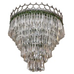 Lustre em cristal de formato cônico com estrutura em metal prateado, construída e montada com sete degraus circulares superpostos, profusamente ornamentados por brioletes lapidadas de cor verde esmeralda sustentando pingentes facetados. Coroa superior encimada por galeria com argolas e friso dentado. 43 x 42 cm. Passamos para informar os detalhes e o procedimento para a retirada do seu lote: O lote encontra-se originalmente em Belo Horizonte (MG). e estará disponível em nosso escritório em São Paulo (SP) a partir de uma semana após o término do leilão. A retirada deve ser feita exclusivamente mediante agendamento prévio. Telefone para agendamento: (11) 5044-1228. Por favor, entre em contato conosco pelo telefone acima para escolher o melhor dia e horário para buscar o seu lote.