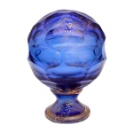 Pinha de vidro artístico de Murano na cor azul. Formato esférico com acabamento multifacetado. Base circular. No fundo: Cristais di Murano  Ouro 24k. 20 x 14 cm. Passamos para informar os detalhes e o procedimento para a retirada do seu lote: O lote encontra-se originalmente em Belo Horizonte (MG). e estará disponível em nosso escritório em São Paulo (SP) a partir de uma semana após o término do leilão. A retirada deve ser feita exclusivamente mediante agendamento prévio. Telefone para agendamento: (11) 5044-1228. Por favor, entre em contato conosco pelo telefone acima para escolher o melhor dia e horário para buscar o seu lote.