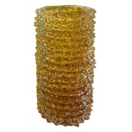 Vaso cilíndrico em vidro artístico  de estilo Murano feito artesanalmente com a tradicional técnica italiana conhecida como Rostrato, frequentemente associada ao estilo clássico mid-century. Passamos para informar os detalhes e o procedimento para a retirada do seu lote: O lote encontra-se originalmente em Belo Horizonte (MG). e estará disponível em nosso escritório em São Paulo (SP) a partir de uma semana após o término do leilão. A retirada deve ser feita exclusivamente mediante agendamento prévio. Telefone para agendamento: (11) 5044-1228. Por favor, entre em contato conosco pelo telefone acima para escolher o melhor dia e horário para buscar o seu lote.