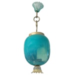DOMINICI - Luminária pendente vintage de vidro Murano, caracterizada por um difusor central ovalado em tom azul-turquesa vívido e detalhes ornamentais em vidro soprado transparente/dourado nas extremidades superior e inferior. A estrutura de sustentação e os elos da corrente apresentam acabamento em latão envelhecido ou bronze.Passamos para informar os detalhes e o procedimento para a retirada do seu lote: O lote encontra-se originalmente em Belo Horizonte (MG). e estará disponível em nosso escritório em São Paulo (SP) a partir de uma semana após o término do leilão. A retirada deve ser feita exclusivamente mediante agendamento prévio. Telefone para agendamento: (11) 5044-1228. Por favor, entre em contato conosco pelo telefone acima para escolher o melhor dia e horário para buscar o seu lote.