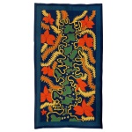 Tapeçaria de parede em tecido azul-escuro com estampa botânica colorida, que se assemelha ao estilo modernista brasileiro. Apresenta fundo azul escuro com bordas em tons de azul. Folhagens em tons de verde, linhas sinuosas amarelas e flores estilizadas em laranja avermelhado. Padrões abstratos e tropicais que remetem à flora brasileira. Passamos para informar os detalhes e o procedimento para a retirada do seu lote: O lote encontra-se originalmente em Belo Horizonte (MG). e estará disponível em nosso escritório em São Paulo (SP) a partir de uma semana após o término do leilão. A retirada deve ser feita exclusivamente mediante agendamento prévio. Telefone para agendamento: (11) 5044-1228. Por favor, entre em contato conosco pelo telefone acima para escolher o melhor dia e horário para buscar o seu lote.