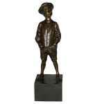 LONA VON ZAMBONI - Escultura em bronze fundido e cinzelado, representando garoto com as mãos no bolso. Assinado na forma. 27 cm.