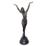 Grande escultura Art Déco em bronze patinado, representando dançarina oriental. Base circular em degraus. 130 x 56 x 30 cm.