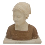Escultura em mármore representando busto de menina com uniforme escolar e lenço sobre os cabelos. Exibe em sua roupa medalha referente a prêmio escolar. Base retangular. Rachadura nas costas da peça e da base. 34 x 33 x 16 cm.