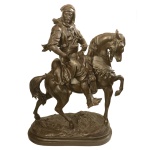 Grande escultura em bronze patinado representando cavaleiro árabe, possivelmente o sultão Saladino O Magnifico. Famoso herói muçulmano da época das Cruzadas, reconhecido pela sua conduta cavalheiresca e humana que lhe valeu até o respeito de Ricardo Coração de Leão. Tornou-se na Europa um exemplo célebre dos princípios da cavalaria medieval. Assinatura ilegível. Base oval. 80 x 53 x 29 cm. Este lote deverá ser retirado diretamente do apto do comitente no Morumbi, SP. Se faz necessário entrar em contato com o escritório no telefone 11.5044.1228.