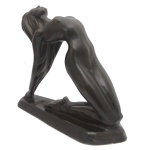 Escultura em bronze patinado, representando figura feminina ajoelhada, com o corpo virado para trás e as mãos apoiadas no chão. Base oblonga. Assinada Mary. 38 x 44 x 20 cm.