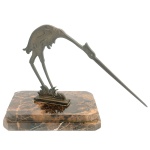 Escultura em bronze apoiada em base de mármore representando garça com bico longo. 26 cm (MT). 20 x 34 x 3 cm (escultura). 5 x 25 x 18 cm (base)