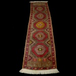 Antigo passadeira oriental com desenho Persa medindo. 294 x 78 cm.