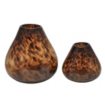 Conjunto de dois vaso em vidro soprado que trazem uma estampa orgânica marcante que transita entre os efeitos casco de tartaruga e leopardo. Eles são produzidos artesanalmente, o que confere nuances únicas de marrom, preto e âmbar translúcido a cada peça. Apresenta um design bojudo com afunilamento suave em direção ao topo. Arte decorativa e de design moderno.