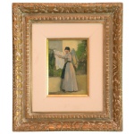 Escola Francesa Impressionista. Séc. XIX. Escola Impressionista  Dame brodant dans le Jardin (Dama Bordando no Jardim). Óleo s/ madeira. 24 x 20 cm (MI). 50 x 44 cm (ME). A cena retrata uma mulher sentada ao ar livre com um vestido claro volumoso, totalmente concentrada em seu trabalho de costura ou bordado, cercada por uma paisagem verdejante sob um céu suavemente nublado. No verso selo da galeria. Belíssima e robusta moldura dourada entalhada com motivos ornamentais clássicos.