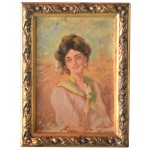 Escola Italiana - Retrato de Figura Feminina com penteado volumoso e vestimentas com tons suaves de rosa e um lenço esverdeado no pescoço. Óleo s/ placa. 21 x 14 cm (MI). 26 x 20 cm (ME). Moldura em madeira entalhada com detalhes dourados e padrões em relevo.