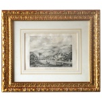 SÃO JOÃO DREY NO BRASIL Retratando uma cena urbana ou ribeirinha tradicional da época, com vegetação tropical e construções coloniais. Litografia. Legrand, 18 x 24 cm (MI). 40 x 46 cm (ME). Moldura em madeira em estilo clássico dourado com paspatur duplo.