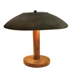 Luminária de mesa em formato de cogumelo, Mid-Century Modern. Apresenta cúpula larga, esverdeada e arredondada combinada a uma haste cilíndrica em madeira tratada e uma base circular estável. 27 x 33 cm.