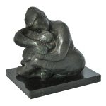 Escultura em bronze retratando "Mãe e Filho". A obra retrata uma mãe sentada no chão, em profunda dor e luto, abraçando firmemente o corpo sem vida de seu filho. Base em mármore verde. 20 x 19 x 15 cm.