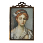 Miniatura de formato retangular representando busto de jovem mulher semidesnuda, com arranjo floral nos cabelos. Moldura em bronze patinado, encimado por laço com fita.10 x 7 cm (MI). 12 x 7 cm (ME).