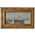 ARTHUR THIMOTHEO DA COSTA (Rio de Janeiro, 1882  1922) - Paisagem Marinha  Iconografia com barcos no litoral do Rio de Janeiro. Óleo s/ tela. Ass. e datado 1922, cid. 21 x 43 cm (MI). 37 x 60 cm (ME).  Moldura em madeira entalhada e envelhecida. Obra pintada na década de 1920 ela exemplifica a habilidade do pintor em capturar os reflexos da luz na água e a atmosfera litorânea com pinceladas rápidas e fluidas. Pintor, desenhista, cenógrafo, entalhador e decorador.