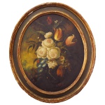 JAN F. BEST. Escola Francesa - Natureza Morta com Arranjo central com rosas em tons claros e flores alaranjadas destacadas sobre um fundo escuro. Óleo s/ tela. Ass. cid. 88 x 47 cm. Moldura formato oval com acabamento em tons de dourado e aspecto envelhecido. Necessita de limpeza.