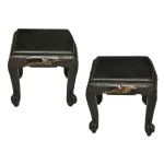 Par de banquetas ou mesas de apoio oriental em madeira escura. Estrutura esculpida em madeira nobre escura ebanizada em laca preta com detalhes entalhados à mão na saia (friso inferior). Pernas elegantemente curvadas para fora e que se estreitam na base, típicas do mobiliário clássico chinês. Os pés possuem entalhes que simulam garras garantindo estabilidade e sofisticação. 30 x 35 x 35 cm.