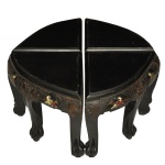 Mesa de centro ou mesa para chá chinesa articulada, também conhecida (Quartetto coffee table). O conjunto é composto por quatro banquetas triangulares em laca negra. Quando unidas, as quatro peças formam uma única mesa. Elas podem ser separadas para servirem como assentos individuais ou mesinhas laterais de apoio. 30 x 58 x 58 cm. Apresentam desgastes na laca e sinais do tempo.