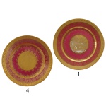 ROSENTHAL. Selb Bavária. Conjunto de cinco grandes pratos em porcelana alemã. Design ornamentado em vermelho e dourado. Bordas douradas ricamente decoradas com relevos e centro em tons de vermelho profundo. Marca da manufatura no verso e dentro do triangulo marcando a região de Karlsbad. 28 cm.