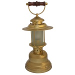Lanterna adaptada para luz elétrica de estilo marítimo de latão polido com detalhes em madeira na alça. Peça vintage em bom estado e bastante decorativa. 50 x 25 cm.
