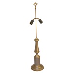 Luminária de mesa adaptada para luz elétrica de latão, Corpo em forma de coluna, com suporte para duas lâmpadas. 78 x 15 cm.
