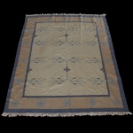 Tapete artesanal de estilo Kilim com padrões geométricos ou florais em tons neutros, azuis e beges, medindo 243 x 200 cm.
