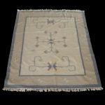 Tapete turco estilo Kilim, conhecido por sua técnica de tecelagem plana e desenhos geométricos pequeno desgaste na lateral., medindo 233 x 197 cm.