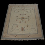 Tapete artesanal do tipo Kilim, conhecido por ser plano e dupla face. Padrões geométricos típicos, com fundo claro, medindo 235 x 203 cm.