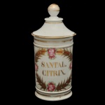 Pote de farmácia em porcelana, caracterizado por sua superfície branca e rótulo pintado em policromia. Inscrição SANTAL CITRIN ao centro. Apresenta decorações clássicas, incluindo guirlandas e frisos em ouro  26 x 13 cm.