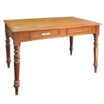 Mesa em madeira maciça no estilo de fazenda, caracterizada por suas quatro pernas torneadas robustas e duas gavetas embutidas na saia do tampo. Ela pode servir tanto como uma charmosa escrivaninha de escritório quanto como um aparador rústico para salas e corredores. Entrada de chaves em metal amarelo. Desgastes no tampo. 83 x 121 x 73 cm.
