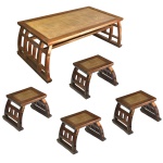 Conjunto de mesa de centro e quatro banquetas de estilo asiático, caracterizado por tampos de palha trançada ou rattan e estruturas ornamentadas de madeira escura. A mesa retangular principal é acompanhada por quatro banquetas ideais para decorações de estilo boho chic, costeiro ou de inspiração oriental clássica.45 x 118 x 65 cm / 30 x 33 x 25 cm.