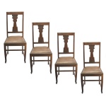 Conjunto de 4 cadeiras em madeira nobre, com estruturas retas. Encostos retangulares, centralizando tabelas recortadas. Assentos quadrangulares, estofados em couro de cor marrom. Pernas retas, reunidas por traves na parte superior e rematadas por pés revirados. 94 x 41 x 37 cm. Assento no estado.