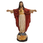 Escultura sacra decorativa em estuque (revestimento feito à base de gesso, areia e pó de mármore) retratando Sagrado Coração de Jesus Veste amplo manto vermelho sobre longa túnica branca, exibindo coração emoldurado por medalhão dourado. Apresenta-se de braços abertos, o rosto sereno com o olhar levemente virado para baixo, e os pés descalços sobre globo com nuvens e adornos na base. 46 x 33 x 11 cm.
