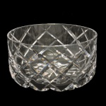 STRAUSS  Bowl circular em espesso cristal translucido. Apresenta um padrão clássico de lapidação geométrica em losangos cruzados. A linha destaca-se pela lapidação geométrica profunda em formato de diamantes que reflete a luz de maneira marcante. 10 x 18 cm.