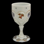 Taça em vidro opalina branco leitoso, decorada com detalhes florais pintados em tons de vermelho e azul. Acabamentos em dourado na base e no bojo. 17 x 9 cm.