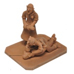 ARTE POULAR BRASILEIRA. Severino Vitalino (Filho do Mestre Vitalino) - Escultura em barro cozido. Figuras em Luta. Assinada, datado 23.02.74 e localizada Caruaru, PE. A obra ilustra de forma expressiva o cotidiano, o trabalho e os costumes tradicionais do povo sertanejo.  19 x 20 x 15 cm.