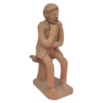 ARTE POPULAR BRASILEIRA - Antônio Mijel  Escultura figurativa em barro cozido com tom natural de terracota, representando um homem sentado pensativo sobre um banquinho com a mão no queixo. 32 x 11 x 16 cm.