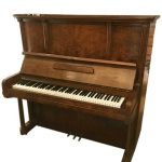 Pianos Brasil Luxo. Fabricação provavelmente anos 40. Piano acústico vertical clássico (também conhecido como piano de armário). Construído em uma estrutura robusta de madeira maciça com acabamento em verniz marrom. Apresenta mecanismo nacional 88 teclas, cordas cruzadas, três pedais. Possui um acabamento clássico em madeira escura e o design tradicional com os pedais na parte inferior e a tampa do teclado aberta, revelando as teclas. Acompanha banqueta. O design do painel superior elevado, o formato das laterais e a disposição do teclado são característicos de modelos vintage produzidos por marcas tradicionais no mercado nacional e internacional, como os reconhecidos modelos da Pianos Brasil, além de antigos modelos europeus importados. Esse tipo de instrumento é muito valorizado tanto por músicos e estudantes por sua rica estrutura acústica, quanto por colecionadores que buscam uma peça de decoração de estilo refinado. Etiquetas da Pianos Brasil S.A., situada na Rua Estrela em São Paulo, e placa com numeração.Informações importantes sobre a retirada do seu lote. Parabéns pela sua arrematação! Passamos para informar os detalhes e o procedimento para a retirada do seu lote: encontra-se originalmente no bairro da Aclimação, SP. A retirada deve ser feita exclusivamente mediante agendamento prévio e após o envio do comprovante de pagamento. Telefone para agendamento: (11) 5044-1228.Por favor, entre em contato conosco pelo telefone acima para escolher o melhor dia e horário para buscar o seu lote.