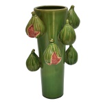 Vaso alto em cerâmica verde decorado com apliques de figos, que se destaca pelo acabamento vitrificado e pelos detalhes de frutas em relevo ao longo do corpo. 30 x 17 cm.
