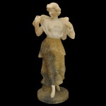 Escultura decorativa clássica em alabastro retratando uma moça, provavelmente uma camponesa segurando parte de sua vestimenta com as duas mãos, em uma pose elegante e fluida. Base circular 43 x 14 x 14 cm.