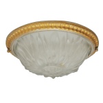Plafonnier circular em cristal acetinado, moldado no formato de cúpula, realçado por folhagens em relevo. Borda superior em bronze dourado ornamentada por faixa em godrões. 9 x 27 cm.