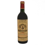 Vinho tinto francês Château Angélus da safra de 1985, classificado como Saint-Émilion Grand Cru. Rótulo com o ícone do sino característico da propriedade e indica que é um vinho engarrafado no próprio castelo. Vinho renomado da região de Bordeaux.