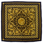 ATELIER VERSACE - Lenço de seda (foulard) da renomada marca italiana Versace. Apresenta a icônica estampa Barrocco em tons de preto e dourado. O design é caracterizado por elementos clássicos da marca, como arabescos, volutas e a imagem central da Medusa  80 x 86 cm.