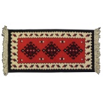 Tapeçaria Iugoslava vintage. Década 70. Padrão geométrico característico em vermelho, preto e branco com franjas. Sem uso. 100 x 50 cm.