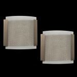 Par de arandelas de parede modernas com um design retangular contemporâneo. Apresentam uma placa central texturizada em tom bege ou areia, detalhes laterais metálicos e difusores na parte superior e inferior que criam uma iluminação suave e indireta para o ambiente. No verso informações com a identificação Made in Spaim. 24 x 28 cm.
